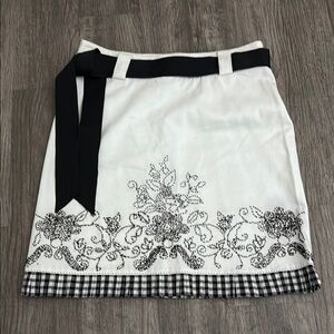 Mac & Jac White and Black Wrap Skirt with Tie Front